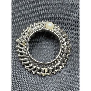 Vintage Silver-tone Ridged Wreath Circle Brooch Pin Sinngle Faux Pearl 1.25"